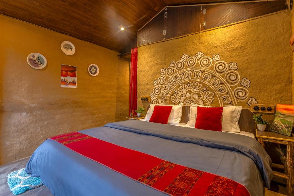 Monkey Mud House and Glamps, Bir
